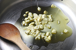 Slicing garlic