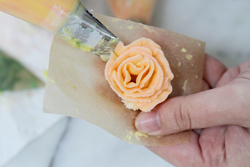 Make roses with buttercream