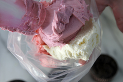 Fill bag with two pinks and one white frosting