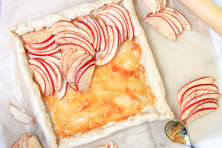 Arrange apple slices